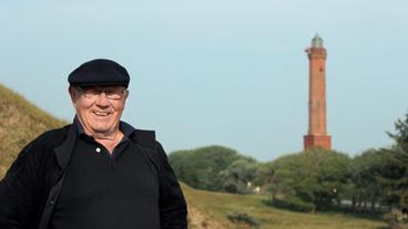 Bild: WDR/FLASH Film Armin vor dem Leuchtturm Norderney.