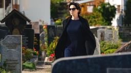 Auf dem Dorffriedhof: Margot (Martina Gedeck) besucht das Grab ihres Vaters.