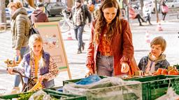 Auf dem Markt: Miriam (Mia Grace Herold, li.) kauft mit Fritz (William Vonnemann, re.) und Frederike (Mina Tander, Mitte) für das große Essen ein.