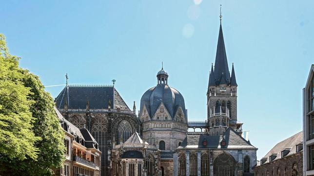 Auf dem Vorplatz des Aachener Doms, dem Katschhof, findet der diesjährige Fronleichnamsgottesdienst am Vortag der sogenannten „Heiligtumsfahrt“ statt.