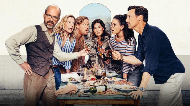 Bild: Constantin Film Verleih GmbH Auf Lanzarote gerät der Familienfrieden wegen eines Nachnamens aus dem Lot: Stephan Berger (Christoph Maria Herbst), Elisabeth Berger-Böttcher (Caroline Peters), René König (Justus von Dohnányi), Dorothea König (Iris Berben), Anna Wittmann (Janina Uhse) und Thomas Böttcher (Florian David Fitz).
