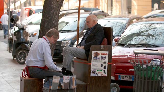 Auf Palermos Straßen gibt es wieder Schuhputzer. Moderne Jobs sind immer noch Mangelware im Süden Italiens. Trotz großer Fördertöpfe - Europa schafft nicht mehr Wohlstand für alle.