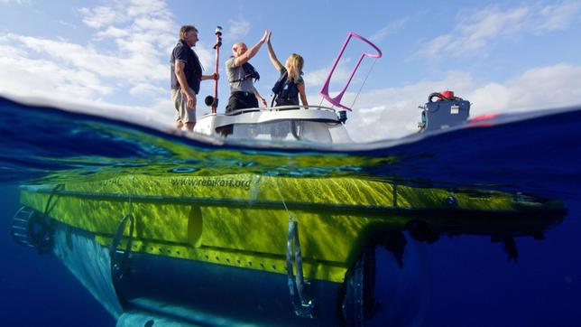 Auf spannender Mission: Astronaut und Geophysiker Alexander Gerst erforscht den Atlantik. Zusammen mit der Meeresbiologin Antje Boetius und dem Tauchboot-Piloten Joachim Jakobsen wagt er sich in dunkle Ozeantiefen, 1.000 Meter unter den Wellen.