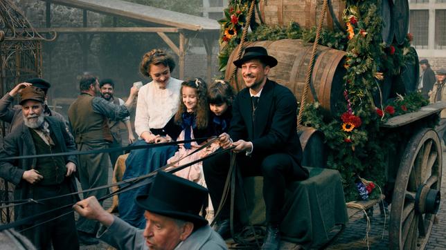 Bild: BR/ARD Degeto Film GmbH/MDR/Zeitsprung Pictures GmbH/Michael Kotschi Auszug zum Oktoberfest. Clara (Mercedes Müller) und Roman Hoflinger (Klaus Steinbacher) brechen mit ihren Töchtern Philomena (Alexandra Huber) und Rosalie (Zeynep Türkgeldi) auf in eine neue Zukunft.