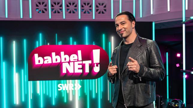Bild: SWR/Christian Koch "Babbel Net!" sagt der Kurpfälzer, wenn er meint: "Red kein dummes Zeug!" Deshalb schlaut der Mannheimer Comedian Bülent Ceylan sein Publikum mit korrekten Fakten zu den wichtigen Themen des Leben auf. Heute: das Weltall.