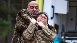 Barro (Veysel Gelin) nimmt sich die Polizistin Billy (Nicolette Krebitz) vor.