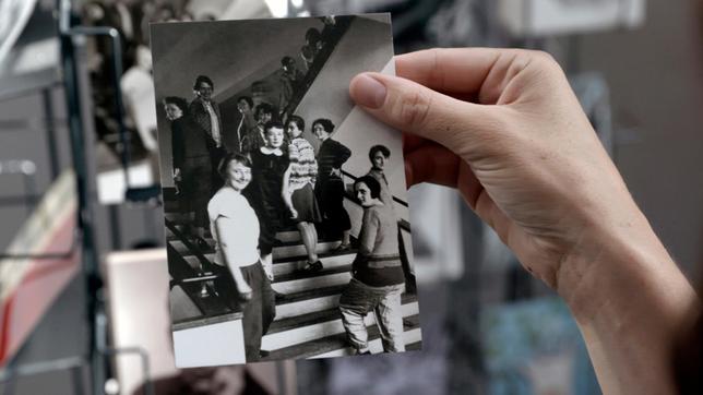 Bauhausfrauen auf einer Treppe (Fotografie von T. Lux Feininger)