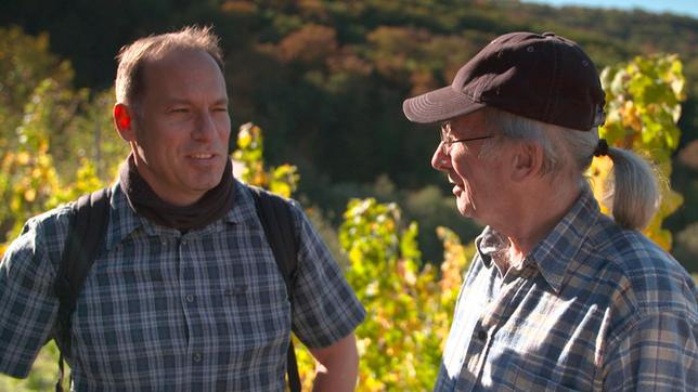 Bild: NDR/Doclights GmbH 2019 Bei einer Moselwanderung erinnert sich Hans Ortwin Neuberger, warum sein Sohn Tobias Neuberger Tierarzt geworden ist.