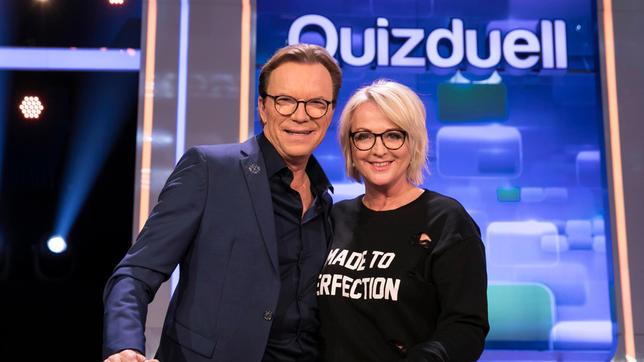 Bild: ARD/Lisa Krechting Bei Jörg Pilawa treten Prominente zu einem außergewöhnlichen Duell an. Um zu gewinnen, müssen die Stars drei superschlaue „Quizduell"-Profis schlagen. Ein Wissenswettkampf David gegen Goliath - die Stars gegen den „Quizduell-Olymp“. Es geht um Wissen und Nervenstärke, aber auch um die Einschätzung der Gegner und die Bereitschaft zu zocken. Und es geht um viel Geld. Doch Vorsicht! Im packenden Finale am Ende jeder Show heißt es für die siegreichen Kandidaten zunächst: doppelt oder halb. Eine spannende Wissensschlacht für Jung und Alt!