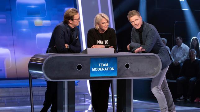 Bild: ARD/Lisa Krechting Bei Jörg Pilawa treten Prominente zu einem außergewöhnlichen Duell an. Um zu gewinnen, müssen die Stars drei superschlaue „Quizduell"-Profis schlagen. Ein Wissenswettkampf David gegen Goliath - die Stars gegen den „Quizduell-Olymp“. Es geht um Wissen und Nervenstärke, aber auch um die Einschätzung der Gegner und die Bereitschaft zu zocken. Und es geht um viel Geld. Doch Vorsicht! Im packenden Finale am Ende jeder Show heißt es für die siegreichen Kandidaten zunächst: doppelt oder halb. Eine spannende Wissensschlacht für Jung und Alt!
