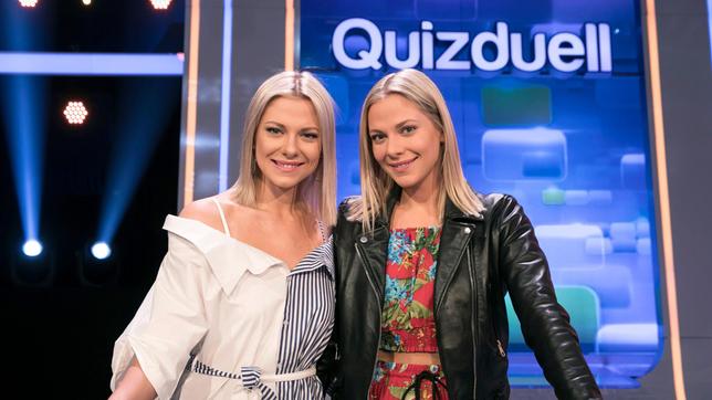 Bild: ARD/Lisa Krechting Bei Jörg Pilawa treten Prominente zu einem außergewöhnlichen Duell an. Um zu gewinnen, müssen die Stars drei superschlaue „Quizduell"-Profis schlagen. Ein Wissenswettkampf David gegen Goliath - die Stars gegen den „Quizduell-Olymp“. Es geht um Wissen und Nervenstärke, aber auch um die Einschätzung der Gegner und die Bereitschaft zu zocken. Und es geht um viel Geld. Doch Vorsicht! Im packenden Finale am Ende jeder Show heißt es für die siegreichen Kandidaten zunächst: doppelt oder halb. Eine spannende Wissensschlacht für Jung und Alt!