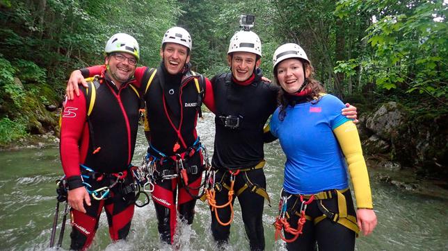 Bild: BR/megaherz gmbh/Hans-Florian Hopfner Beim Canyoning wird es für Checker Julian (2. von rechts) richtig abenteuerlich. Damit ihm nichts passiert, hat er die Guides Tobi und Daniel dabei. Sie sorgen für Sicherheit, wenn Julian zusammen mit Geologin Sibylle erforscht, wie Wasserkraft unsere Erde formt. Weiteres Bildmaterial finden Sie unter www.br-foto.de.