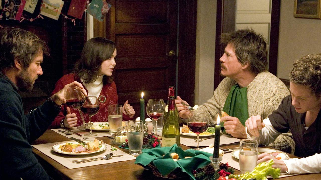 Beim familiären Essen kommt es zwischen der strengen Vanessa (Ellen Page) und dem lässigen Onkel Chuck (Thomas Hayden Church) zu Reibereien. Vater Lawrence (Dennis Quaid) und Vanessas Bruder James (Ashton Holmes) versuchen, sich rauszuhalten.