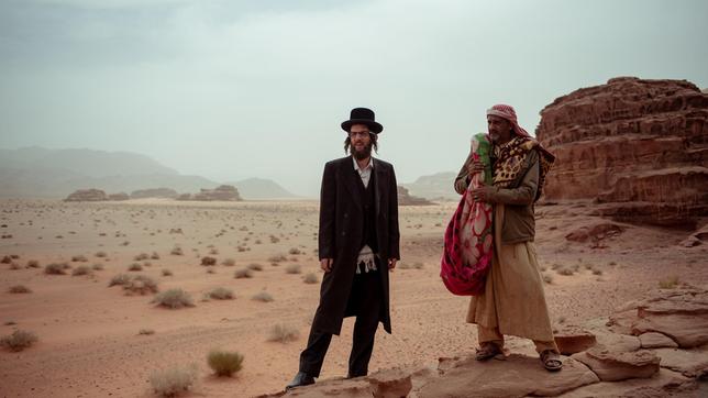 Bild: BR/enigma film gmbh/Holger Jungnickel Ben (Luzer Twersky) und Adel (Haitham Omari) in der Wüste Sinai. Weiteres Bildmaterial finden Sie unter www.br-foto.de.