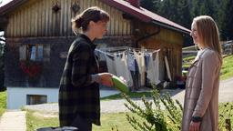 Bergbäuerin Marie Huber (Catherine Bode, li.) begrüßt ihre Schwester Lisa (Theresa Scholze), die in ihre Heimat zurückkehrt.