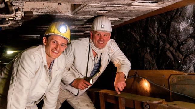 Bild: BR/megaherz gmbh/Hans-Florian Hopfner Bergmann Oli nimmt Julian (links) mit in ein Trainingsbergwerk.