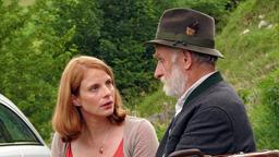 Bettina (Julia Jäger) lässt nicht zu, dass Karl (Peter Mitterrutzner) den Gutshof für immer verlassen will.
