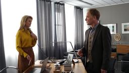 Bevor er sich mit seinen Müllwerkern der illegalen Müllhalde widmen kann, braucht Dorn (Rainer Strecker, re.) erstmal die Erlaubnis seiner Chefin Frau Gottmann (Leslie Malton).