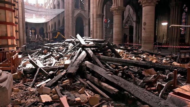 Bild: NDR Blick in das Innere der zerstörten Kathedrale. Es befinden sich riesige Trümmer im Kirchenschiff.