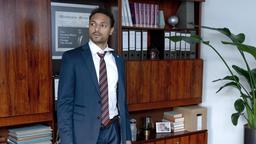 Bürgermeister Kaan (Steven Sowah) in seinem Büro.