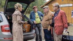 Bürgermeisterin Milena (Jana Hora-Goosmann) empfängt Paul Krüger (Horst Krause, 2. v. re.), Ecki (Jörg Gudzuhn) und Bernd (Fritz Roth, re.) in Krygovice.