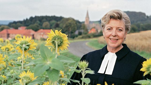 Bild: ARD Degeto/Thomas Kost DEM HIMMEL SEI DANK: Carla Bergmann (Marie-Luise Marjan) hat viele Jahre im Ausland verbracht und übernimmt nun eine kleine Gemeinde im Sauerland.
