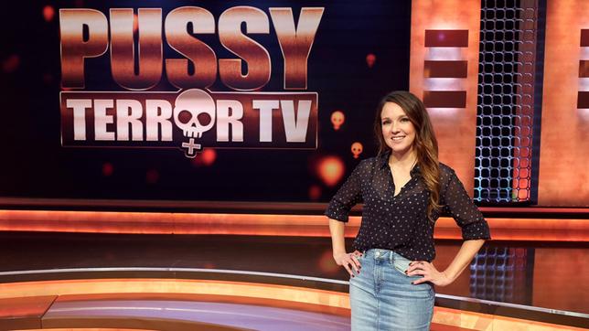 Carolin Kebekus präsentiert acht neue Folgen PussyTerror TV.