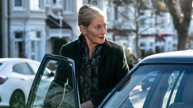Caroline (Geraldine James) hat ein unangenehmes Geheimnis vor ihrer Tochter.
