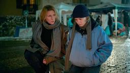 CATRIN KOGAN (Franziska Weisz) versucht mit ihrer Tochter LUISE KOGAN (Lea Drinda) ins Gespräch zu kommen und herauszufinden, wo diese ihre Dienstwaffe versteckt hat.