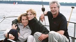 Charlotte Hansen (Gaby Dohm, li.) mit Ex-Mann Viktor (Peter Sattmann) und Tochter Sandra (Chiara Schoras) auf einem Segeltörn.