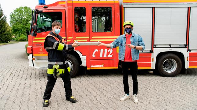 Bild: BR/megaherz gmbH/Hans-Florian Hopfner Checker Julian mit Feuerwehrmann Michi. Weiteres Bildmaterial finden Sie unter www.br-foto.de.