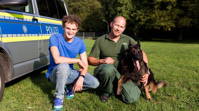 Bild: BR/megaherz GmbH/Hans-Florian Hopfner Checker Julian mit Polizeihund Tiger und Hundeführer Manu