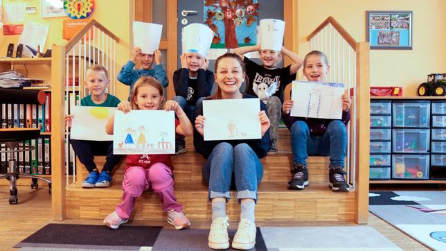Bild: BR/megaherz gmbh/Franziska Gruber Checkerin Marina besucht Schulkinder und malt mit ihnen ein Bild, wie sie sich alte Menschen vorstellen. Mit den Bildern gehen sie in ein Altenheim und besuchen die Bewohner und Bewohnerinnen. Weiteres Bildmaterial finden Sie unter www.br-foto.de.
