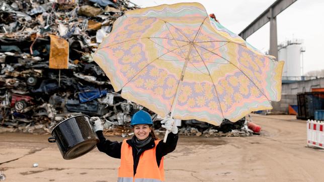 Bild: BR/megaherz gmbh/Hans-Florian Hopfner Checkerin Marina ist auf einem Schrottplatz unterwegs und schaut sich an, wie Schrott weiterverarbeitet wird. Weiteres Bildmaterial finden Sie unter www.br-foto.de.