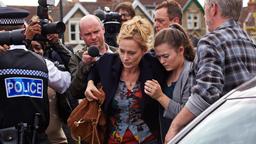 Christina (Natasha Little, Mitte) und Angus (Stuart Graham, re.) versuchen ihre Tochter Ivy Moxam (Jodie Comer, 2. v. re.) vor der Presse abzuschirmen.