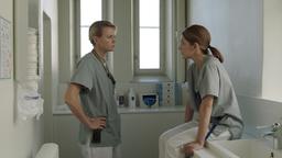 Clara (Josephine Bornebusch) im Konflikt mit ihrer besten Freundin Sasha (Nina Zanjani, re.).