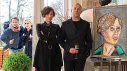 Clara (Julia Koschitz) und Ulf (Heino Ferch) ahnen nicht, wie nahe ihnen die „Verstorbenen“ - Anke (Sabine Waibel, hinten) und Enno (Roman Knižka, hinten) - noch sind.