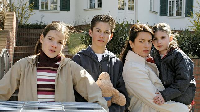 Cleo Berger (Christine Neubauer) muss mit ihren drei Kindern Tim (Tim Oliver Schultz), Emma (Lulu Grimm, li.) und Sophie (Laura Alberta Szalski) aus dem schönen Einfamilienhaus ausziehen.