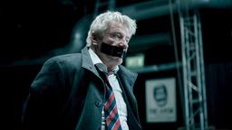 DANIEL NOLL (Jörg Schüttauf) von den Aktivist*innen gekidnapped und in der Zwickmühle.