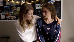 Daniela (Xenia Tiling, links) will Hanna (Fanny Krausz) überzeugen, nicht aufzugeben.
