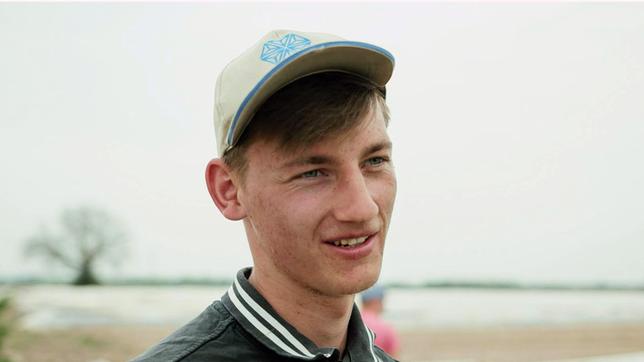 Danielas Sohn Denis ist zum ersten Mal als Erntehelfer dabei und will durchhalten.