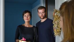 Das erste Treffen: Paul (Christoph Schechinger) besucht mit seiner leiblichen Mutter Alexandra Baumgarten (Julia Bremermann) seine Adoptivmutter Helga Winter (Hildegard Schroedter).