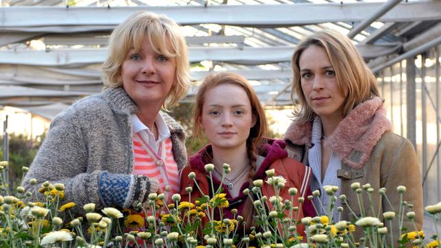Bild: ARD Lilli hat erfahren, dass Karina und Rolf nicht ihre leiblichen Eltern sind: Karina (Saskia Vester), Lilli (Janina Stopper) und Susanne (Anneke Kim Sarnau).