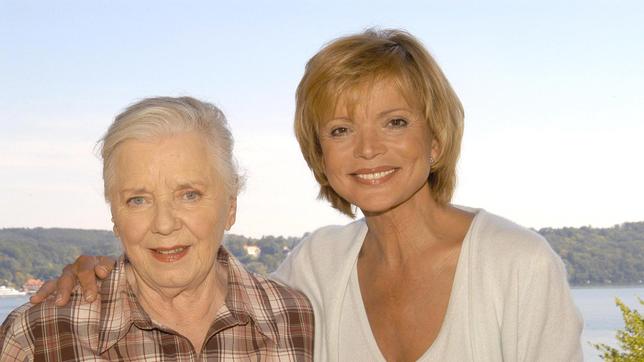 Das "kleine Hotel am großen See" läuft so gut, dass Antonia (Uschi Glas, re.) und Regina (Ruth Drexel) schon in einem Jahr schuldenfrei sein könnten.