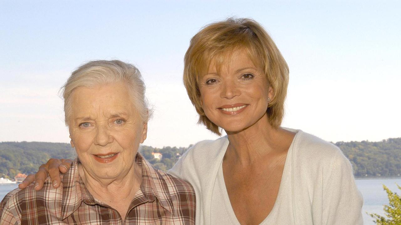 Das "kleine Hotel am großen See" läuft so gut, dass Antonia (Uschi Glas, re.) und Regina (Ruth Drexel) schon in einem Jahr schuldenfrei sein könnten.