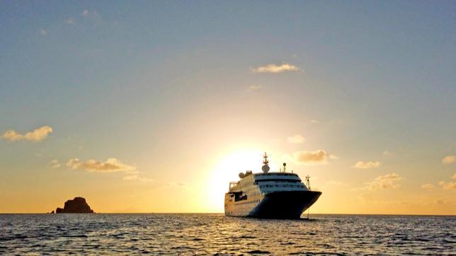 Bild: SWR Das kleine Kreuzfahrtschiff mit 400 Passagieren nimmt Kurs auf St. Barths.