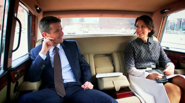 Bild: NDR Das Kronprinzenpaar Frederik und Mary im Auto.