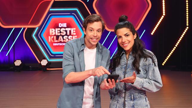 Bild: HR/ARD/KiKA/Steffen Becker Das Moderations-Duo Clarissa Corrêa da Silva und Tobias Krell.