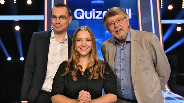 Bild: ARD/Uwe Ernst Das Quizduell-Olmp-Rateteam: Marie-Louise Finck, Eckard Freise und Thorsten Zirkel.