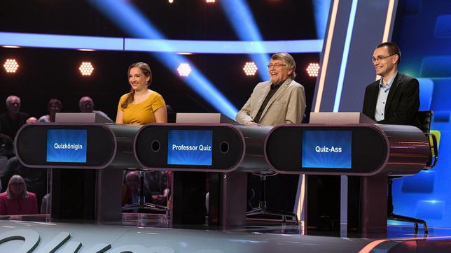 Bild: ARD/Uwe Ernst Das Quizduell-Olymp-Rateteam: Marie-Louise Finck, Eckard Freise und Thorsten Zirkel.